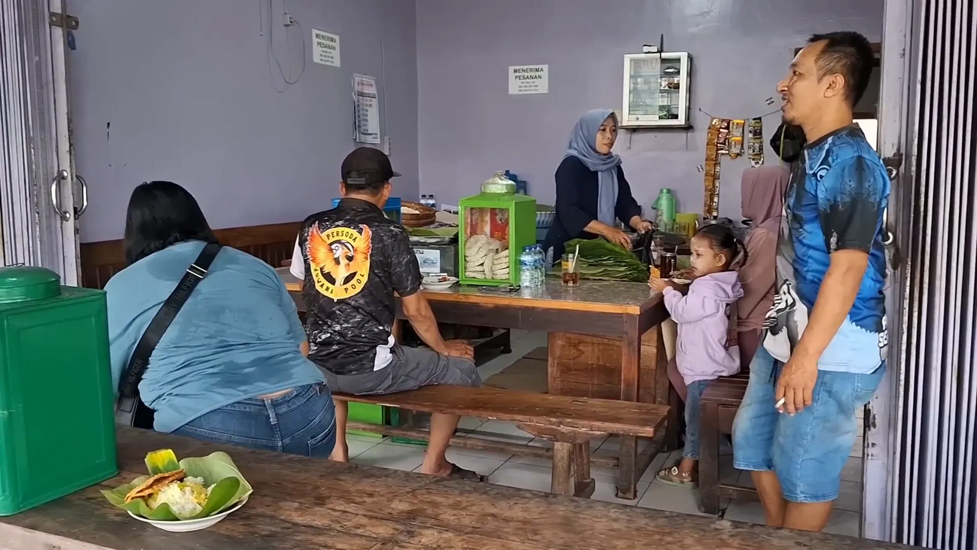 Pelanggan antre di warung Bu Agus sejak pagi
