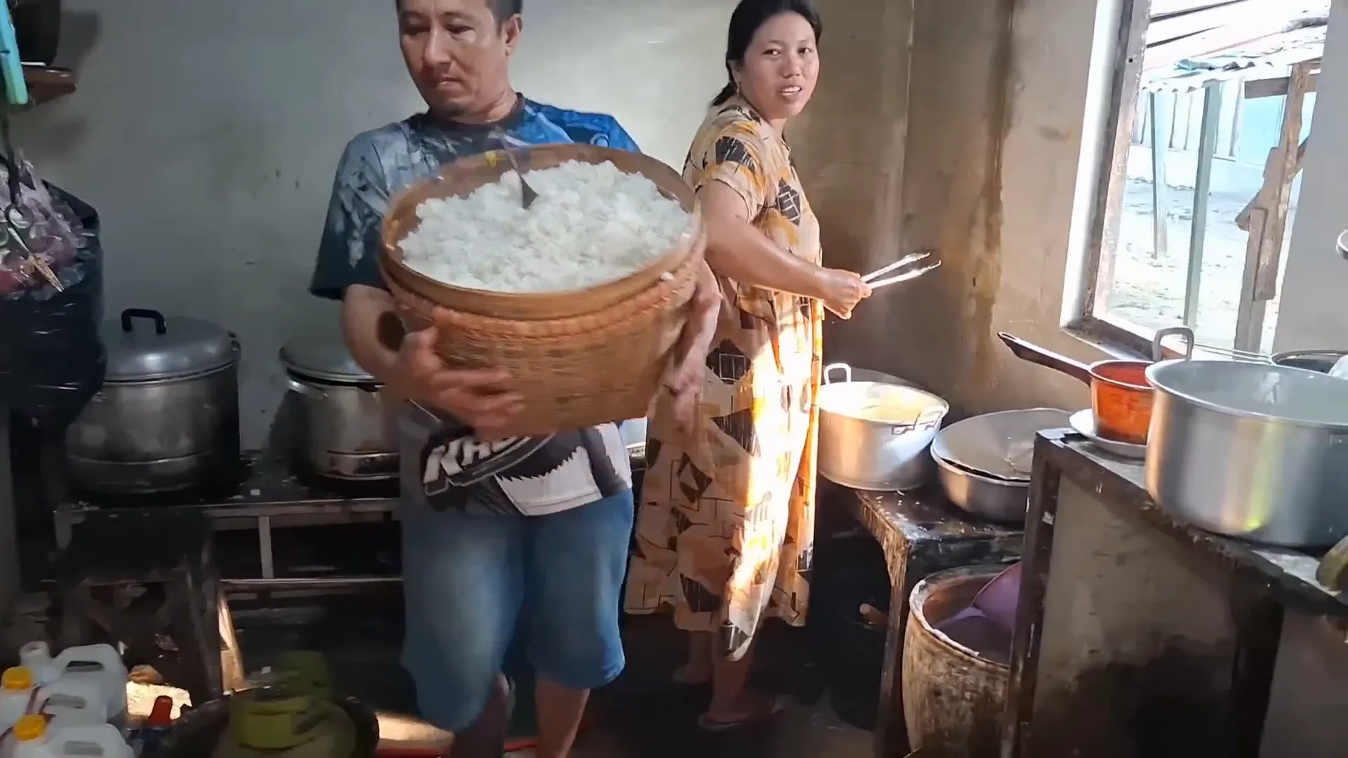 Penggunaan daun jati sebagai alas makanan tradisional