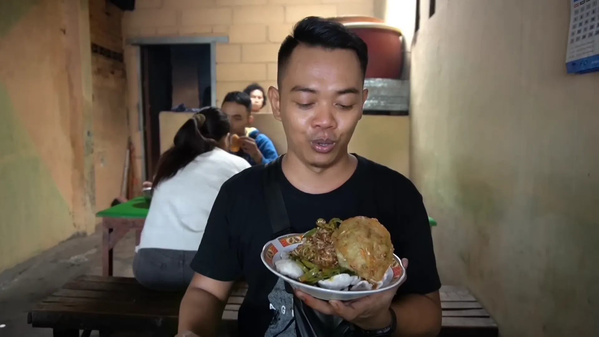 Porsi lengkap krupuk pecel dengan sayuran dan gorengan