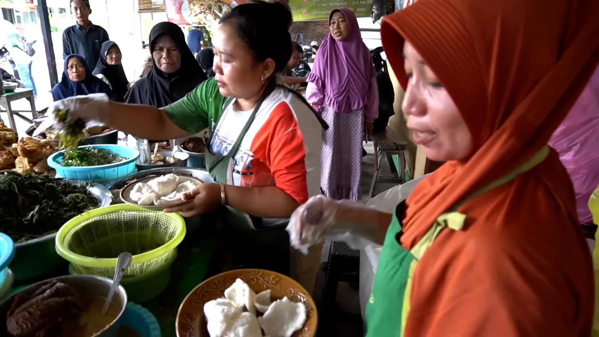 Penjelasan harga satu porsi krupuk pecel Bu Penik