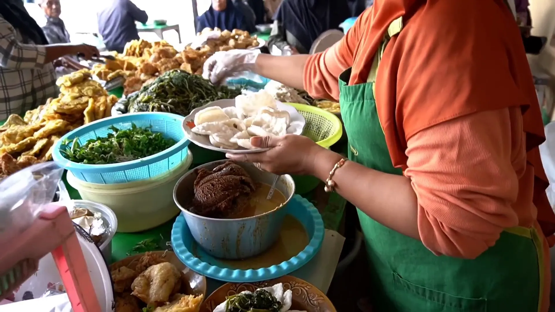Suasana warung yang ramai dan pembeli dari luar kota
