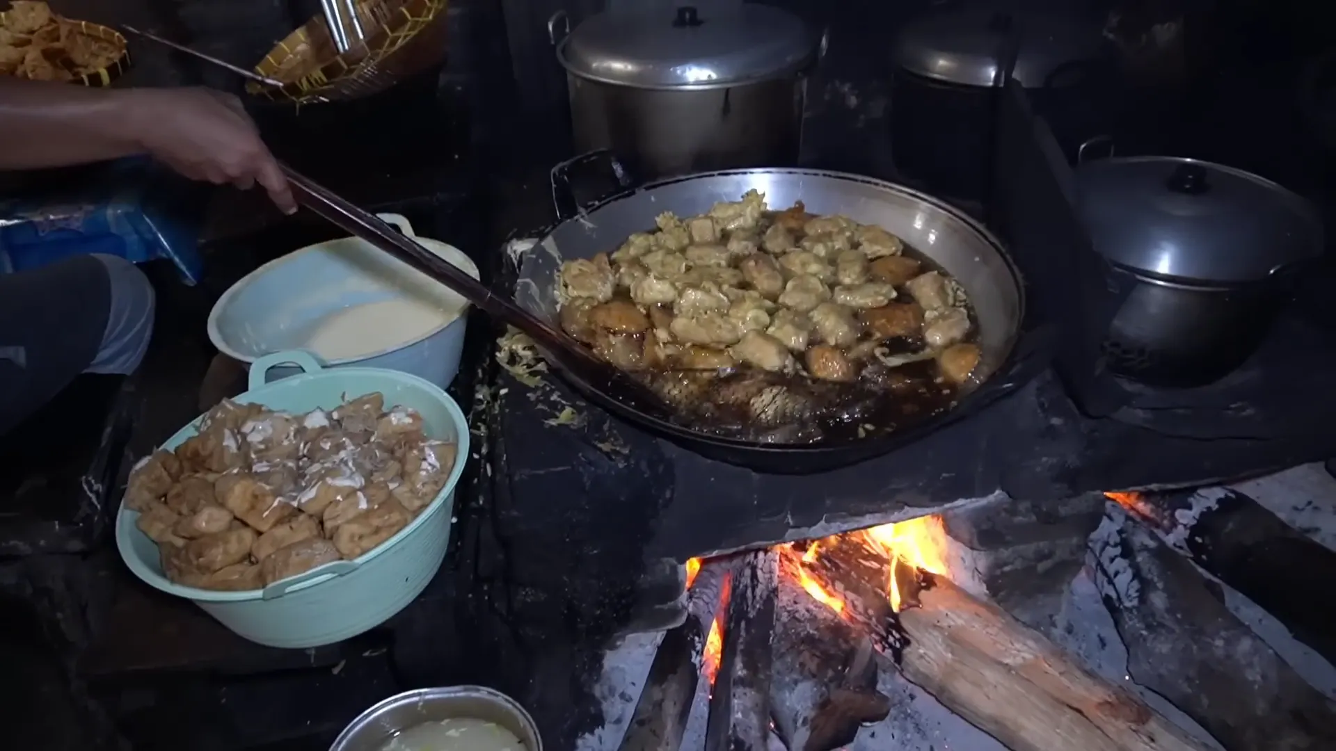 Proses penggorengan tradisional menggunakan pawon kayu bakar