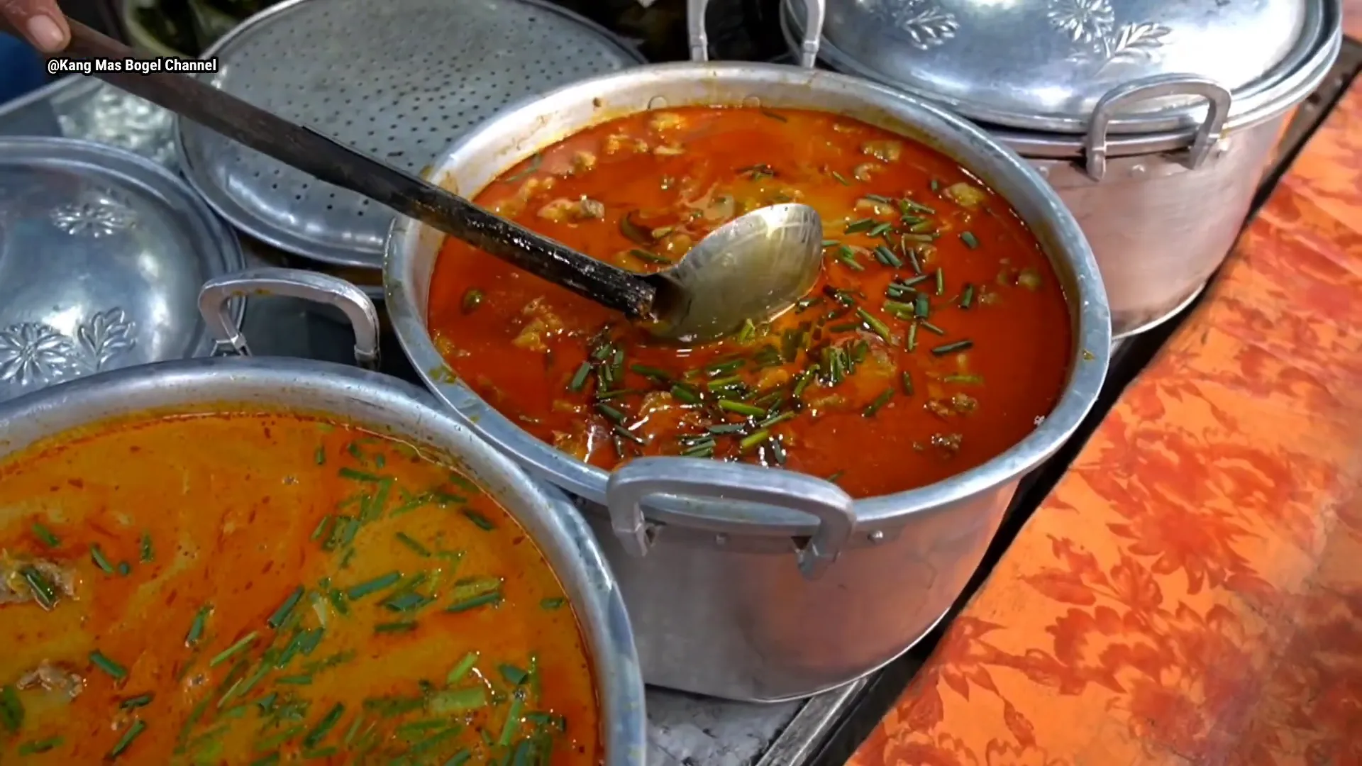 Beragam menu penuh rempah di Warung Maghbah, termasuk gulai sapi dan opor ayam