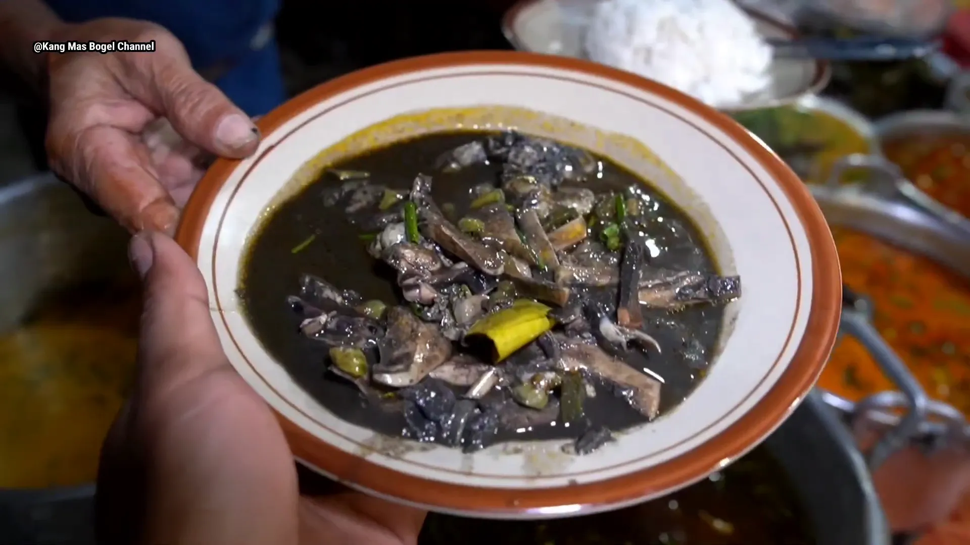 Seporsi ndok cumi lengkap dengan kuah hitam pekat dan nasi
