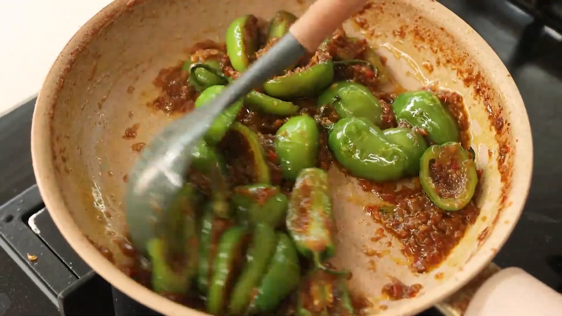 Tumis bumbu rajang bersama rebon dan daun jeruk hingga harum