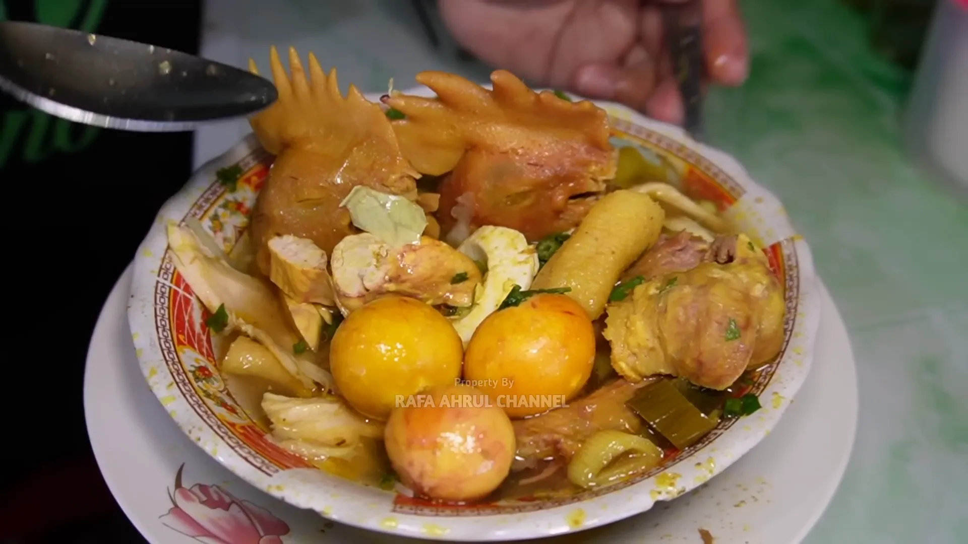 Soto Ayam Lamongan dengan telur muda dan kuah kaldu segar