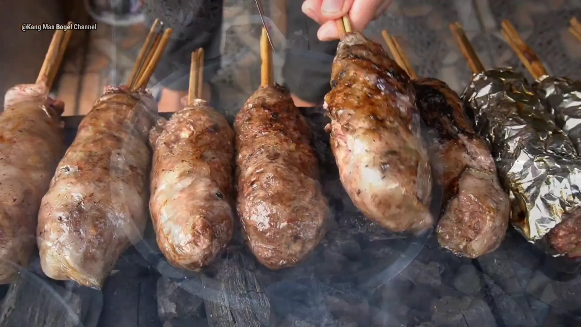 Proses pemotongan sate buntel agar matang sempurna