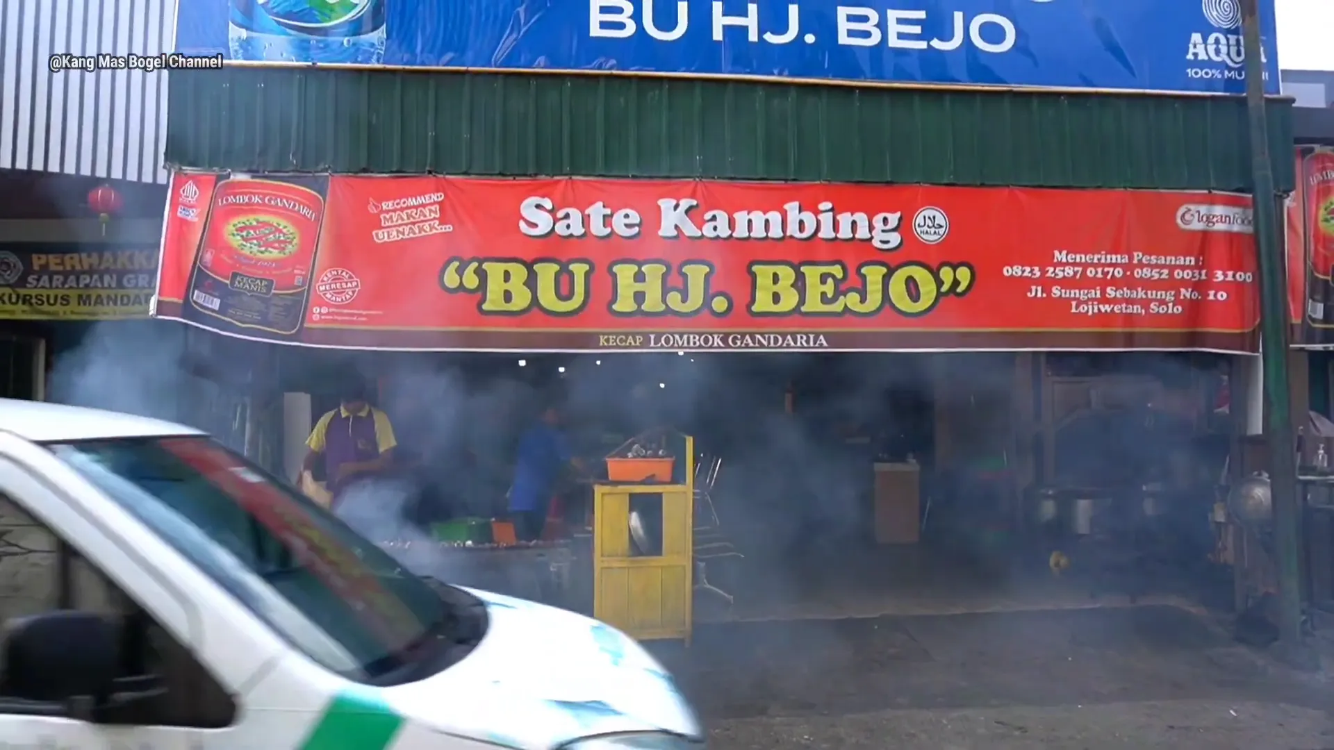 Suasana penjualan sate kambing Bu Haji Bejo yang ramai di Solo