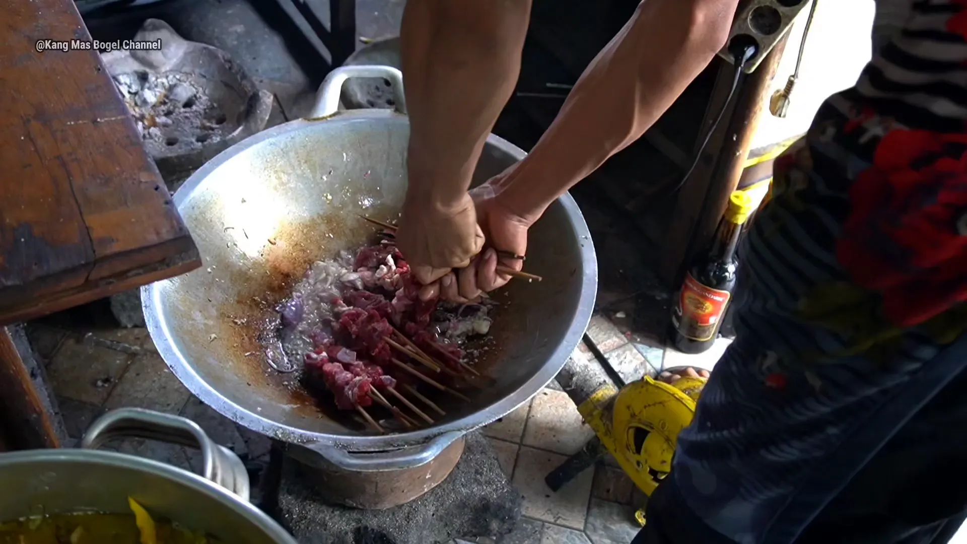 Proses memasak tongseng daging dalam kuah gulai