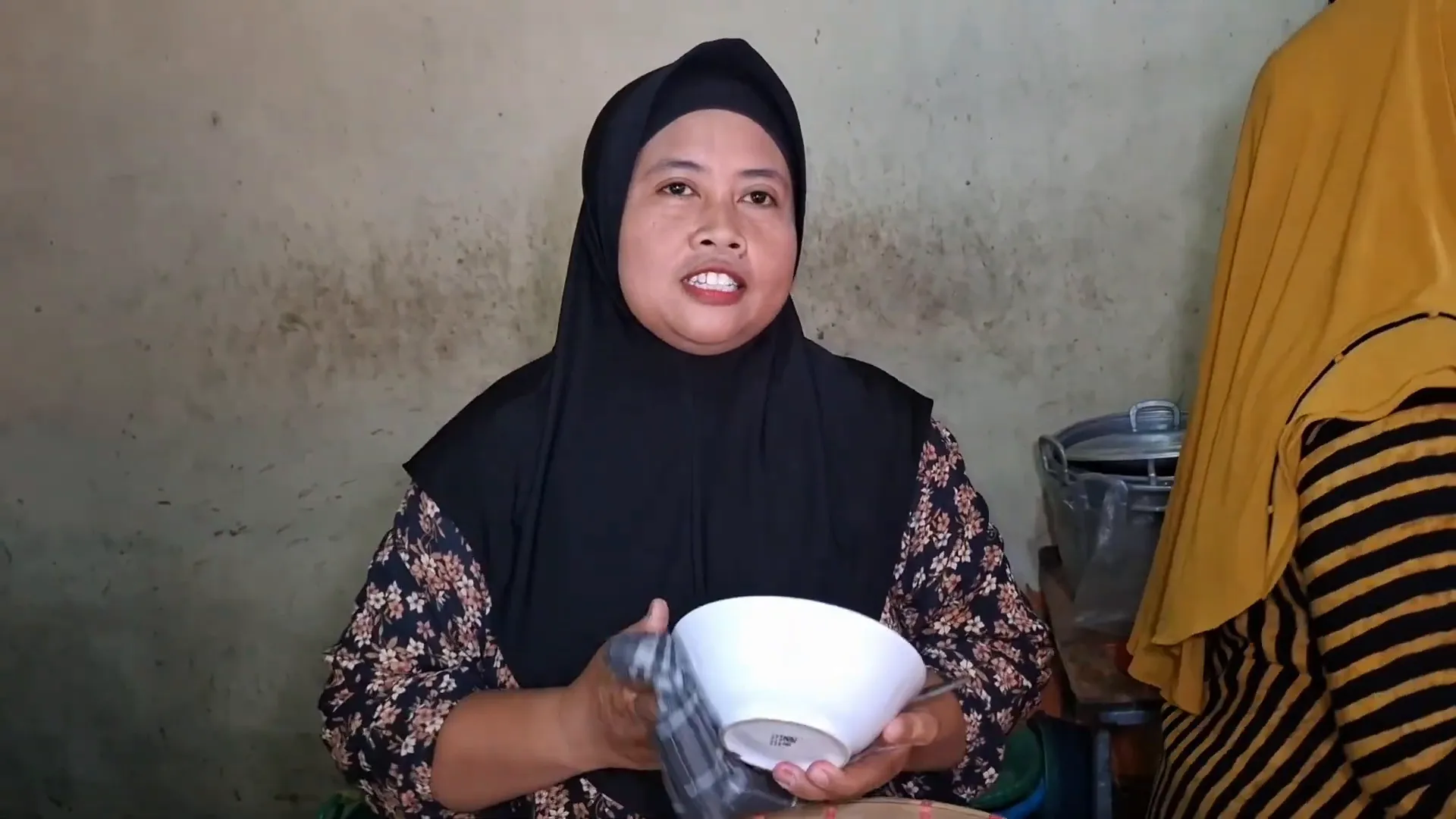 Bu Supriyatun pemilik warung soto santan legendaris