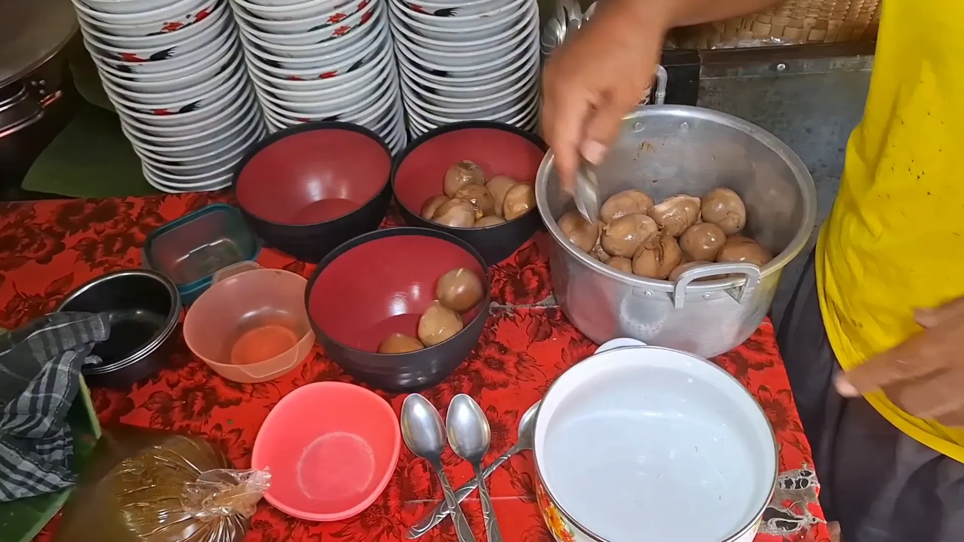 Lauk pelengkap seperti bacem telur dan perkedel kentang
