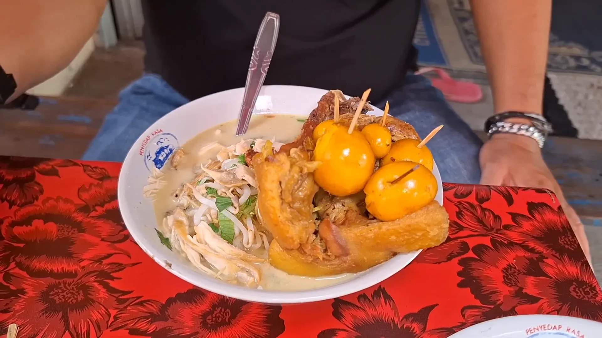 Soto santan dengan kuah kental dan ayam berkualitas