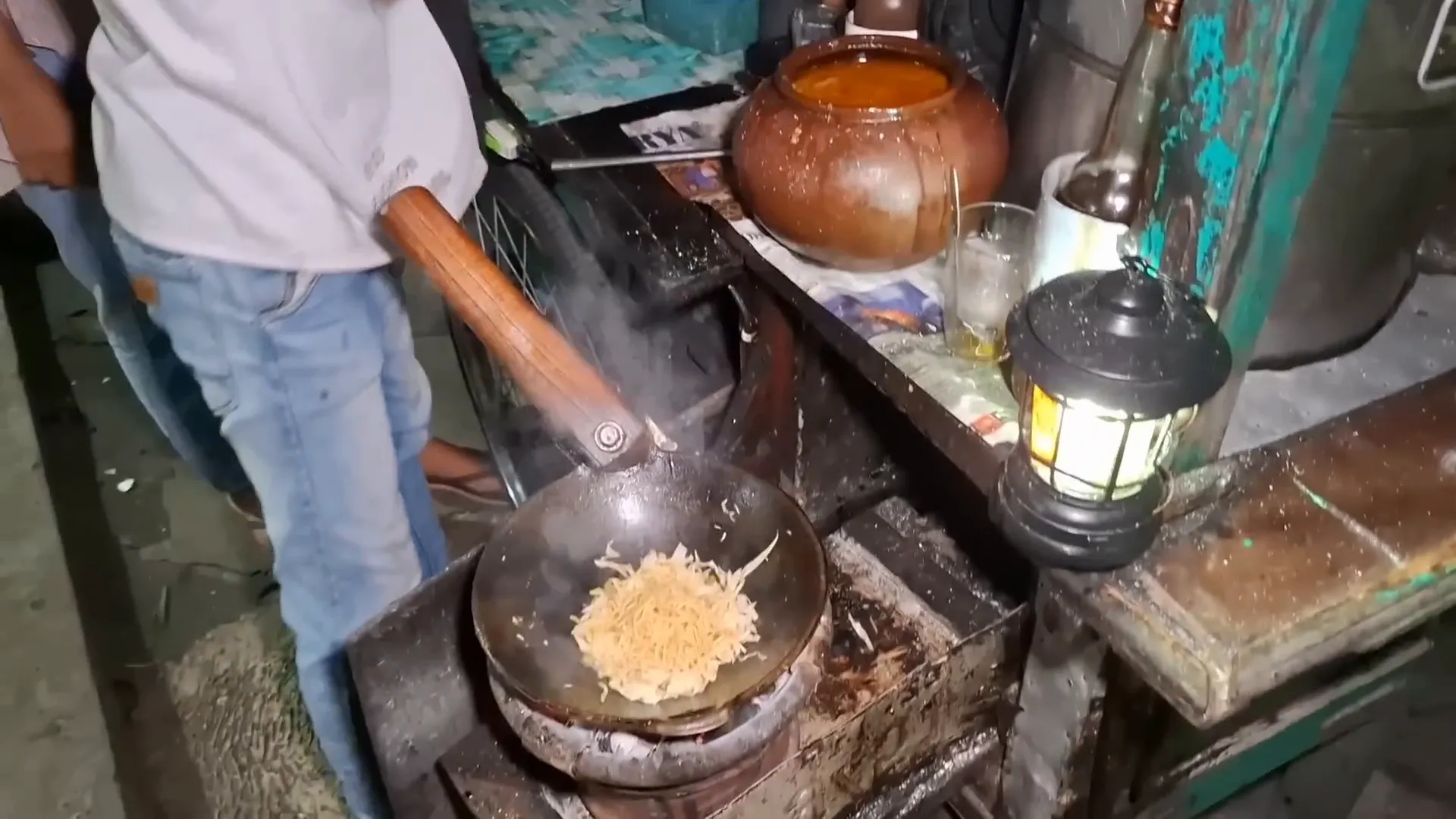Gerobak mie goreng khas Purwodadi di perempatan RSUD Utara