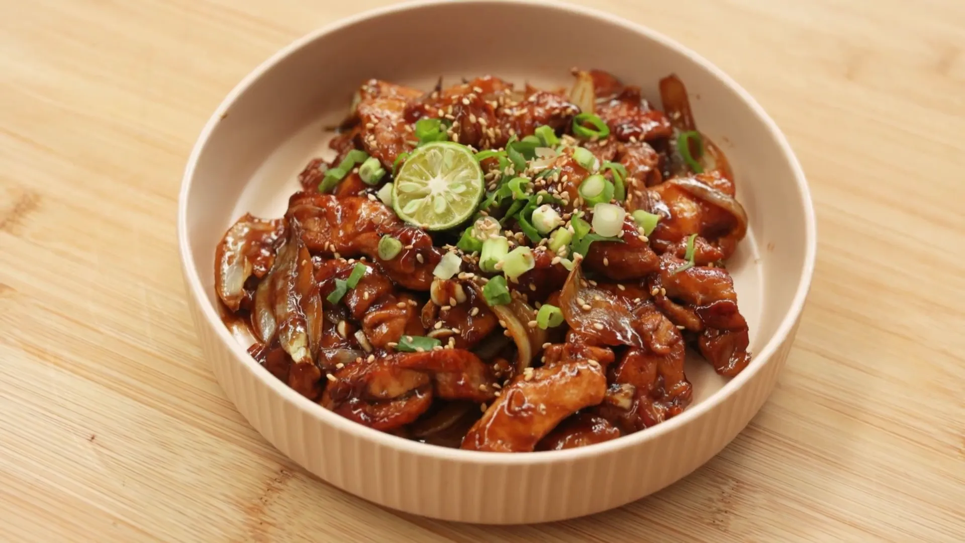 Ayam filet saus mentega siap disajikan dengan taburan daun bawang dan jeruk limau