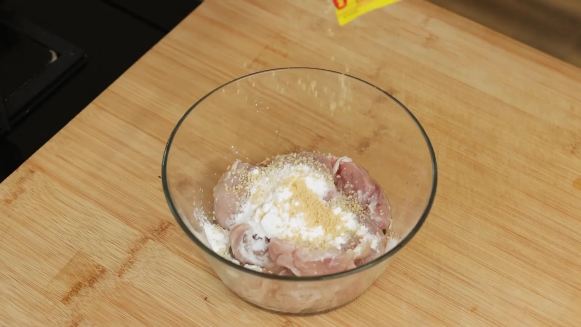 Marinasi ayam dengan jeruk nipis, tepung maizena, dan kaldu bubuk