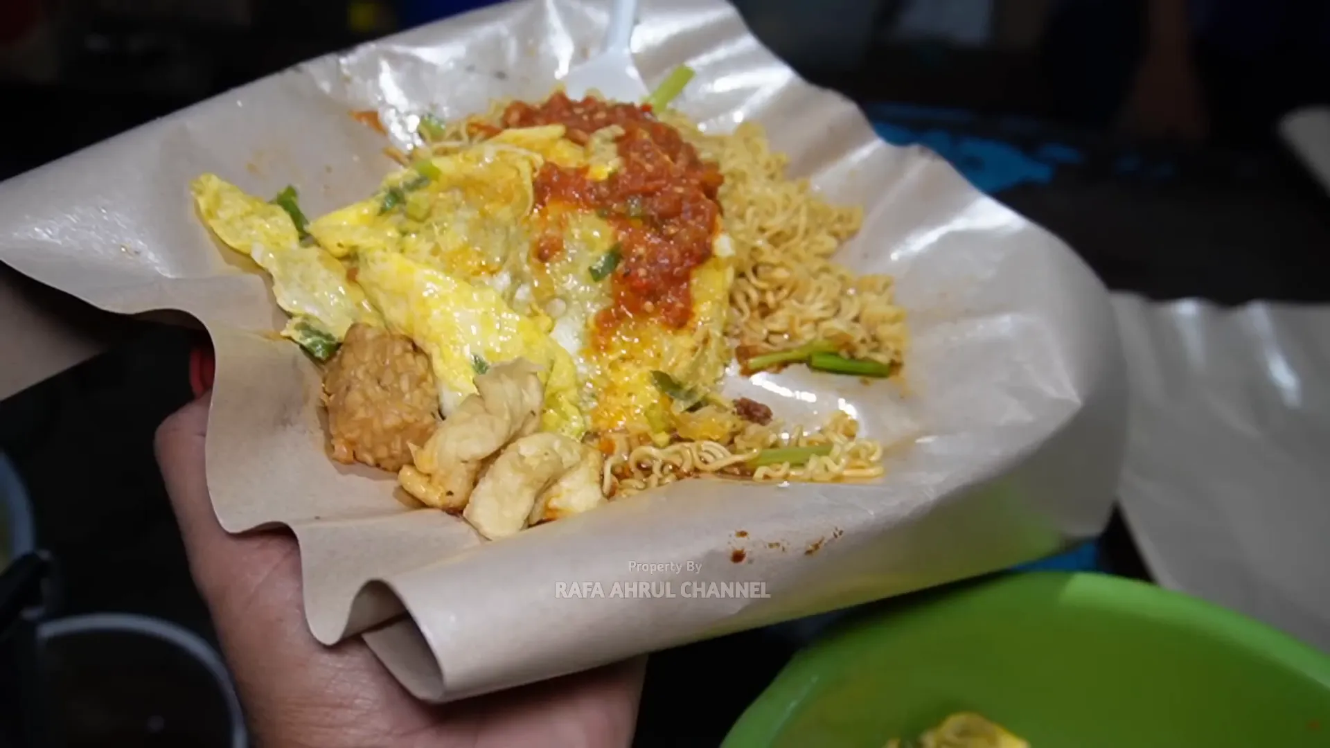 Pengunjung menikmati mie Indomie penyetan dengan sambal pedas