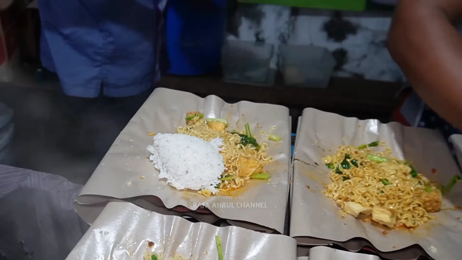 Paket komplit mie Indomie penyetan dengan tahu, tempe, dan telur serta sambal penyetan