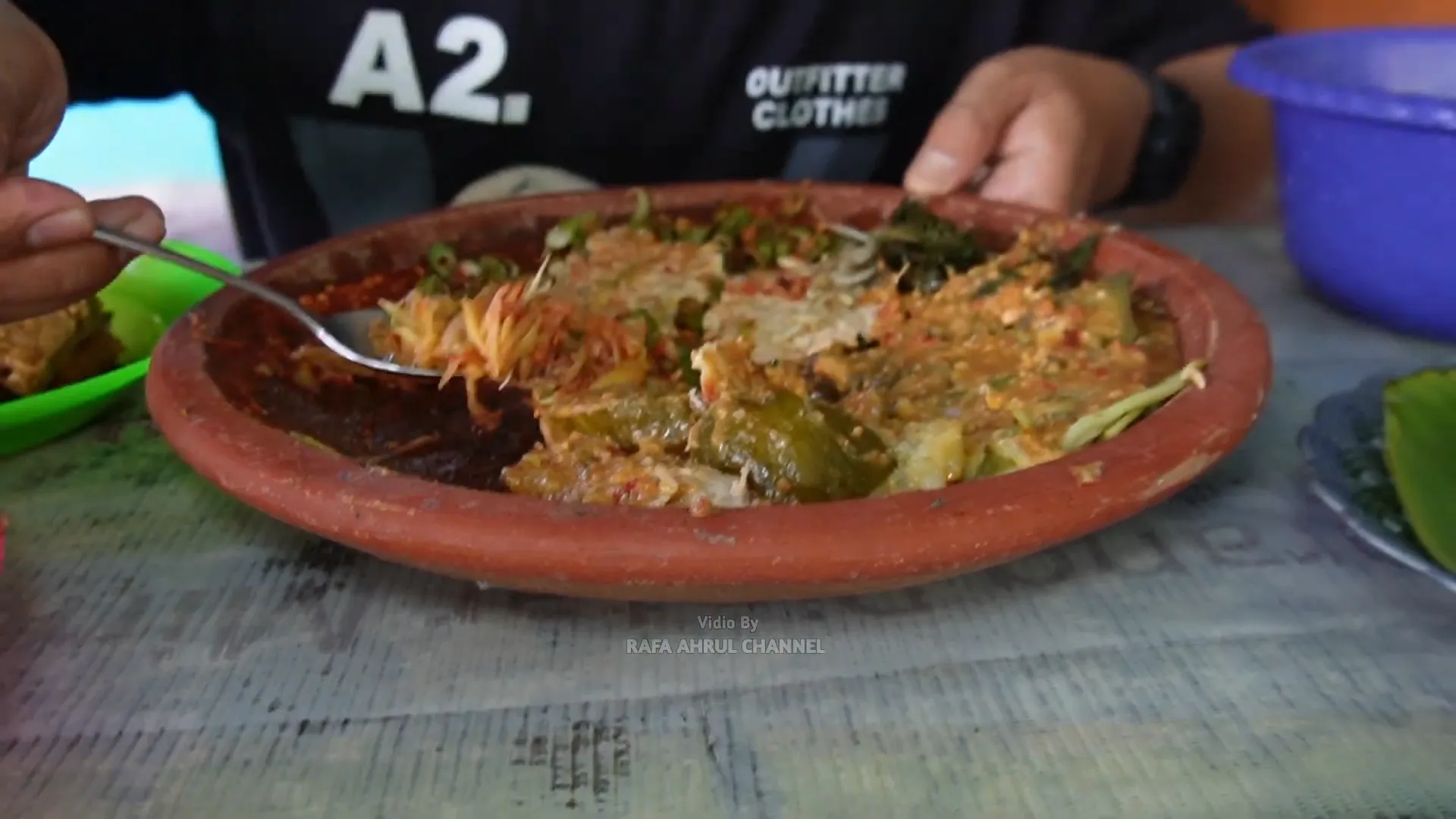 Nasi jagung dengan sambel dan lauk lengkap siap dinikmati