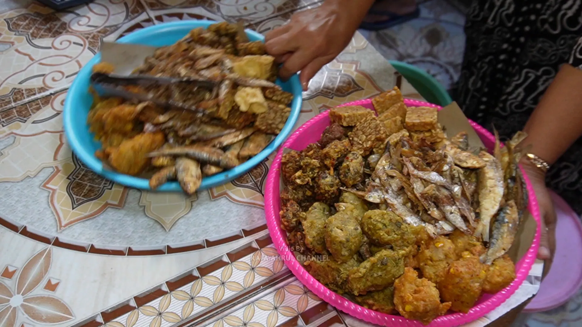 Lauk ikan dan ayam bumbu Laos yang bisa diambil sepuasnya