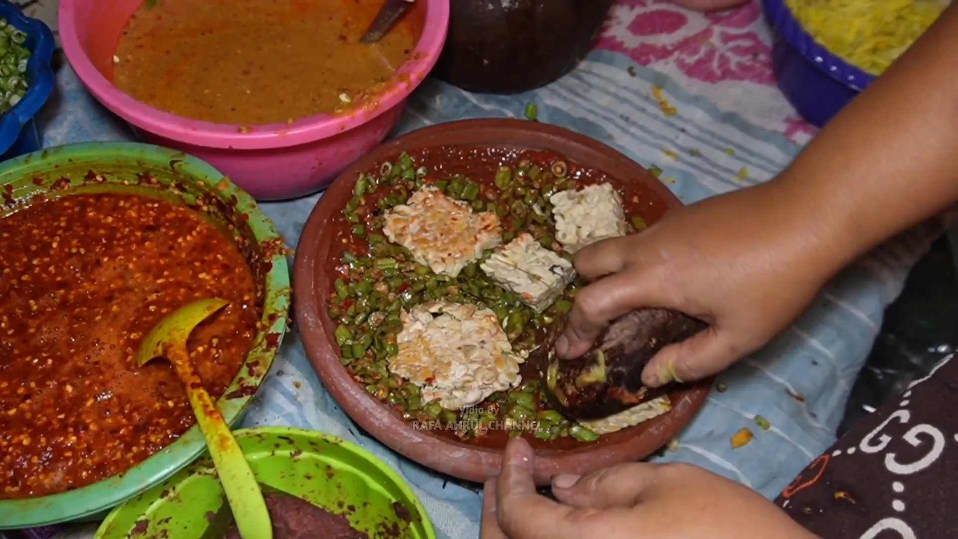 Warung Sego Jagung Yupu dengan beraneka sambel dan sayur pecel