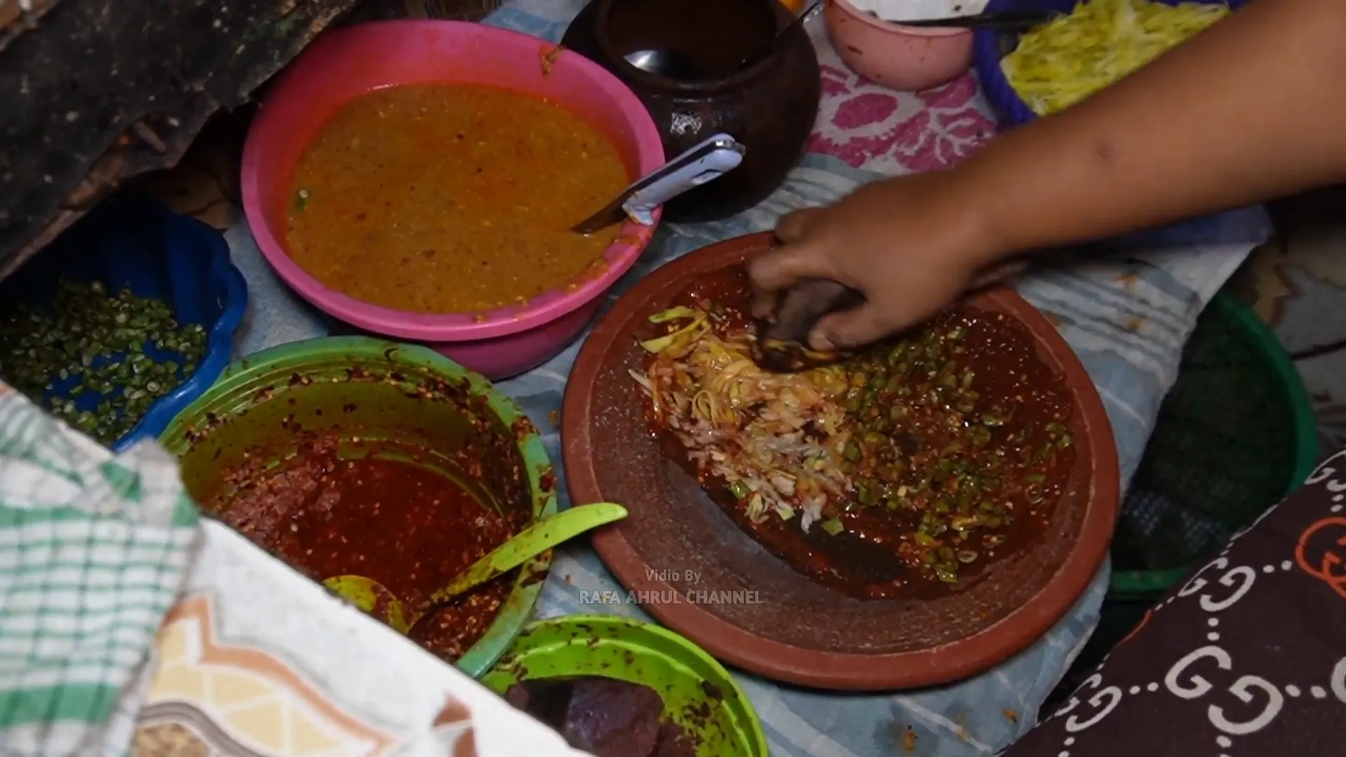 Beragam sambel dan sayur pecel lengkap di warung Yupu