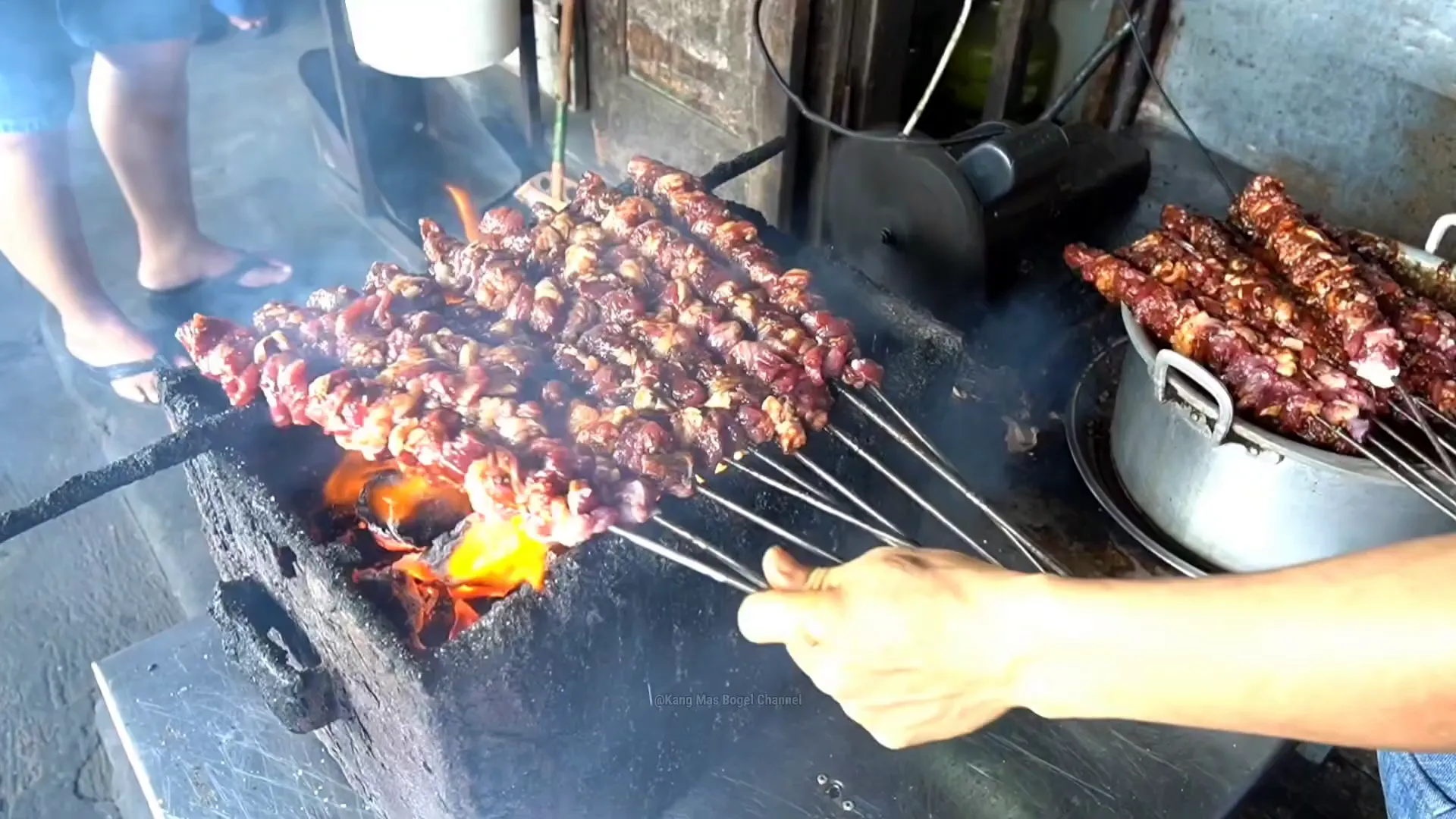 Sate kambing siap dibakar dengan ukuran jumbo