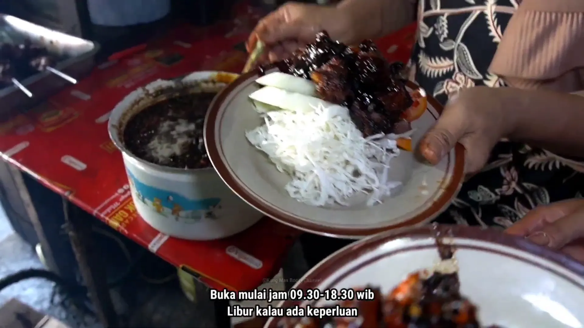 Warung sate kambing Tali Roso Pak Tri yang ramai pengunjung