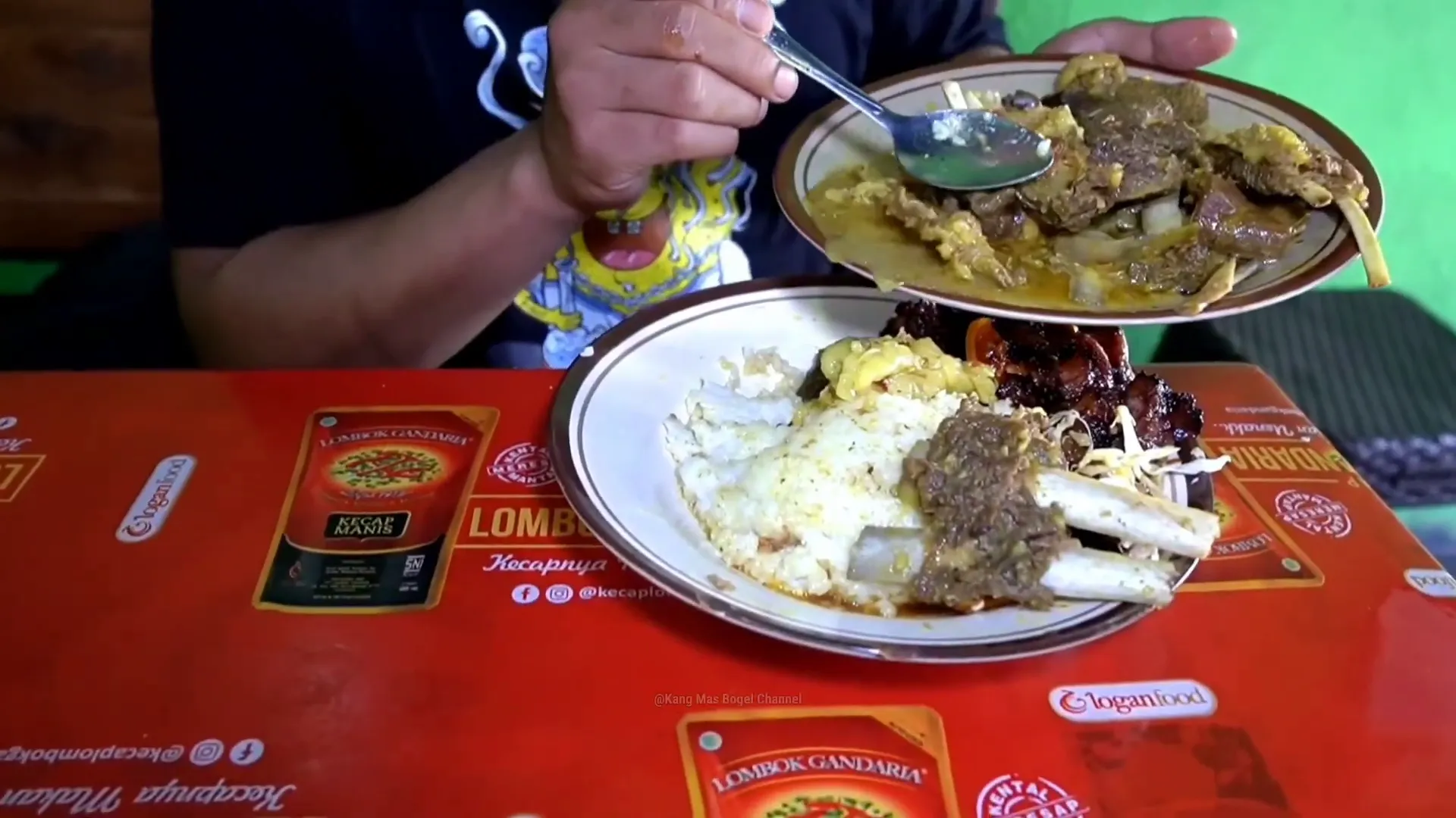 Makan siang dengan sate dan gulai kambing yang menggugah selera