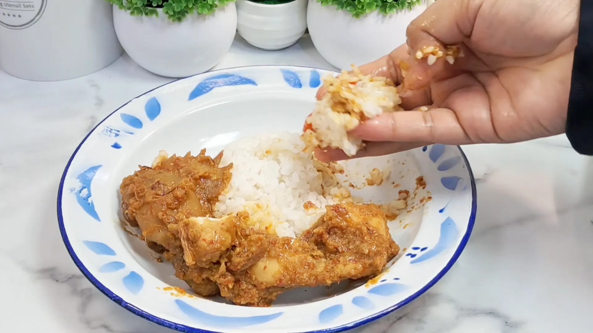Ilustrasi AI: piring nasi hangat dan krengsengan ayam