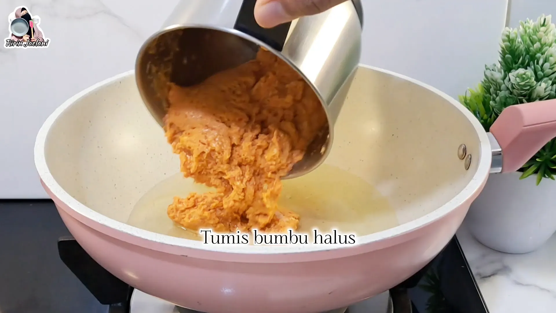 Menambahkan petis udang saat menumis bumbu