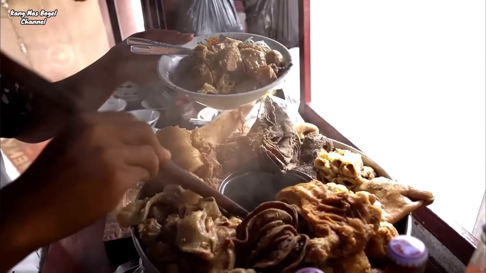 Porsi bakso full jeroan lengkap dengan babat, usus, dan pentol jumbo