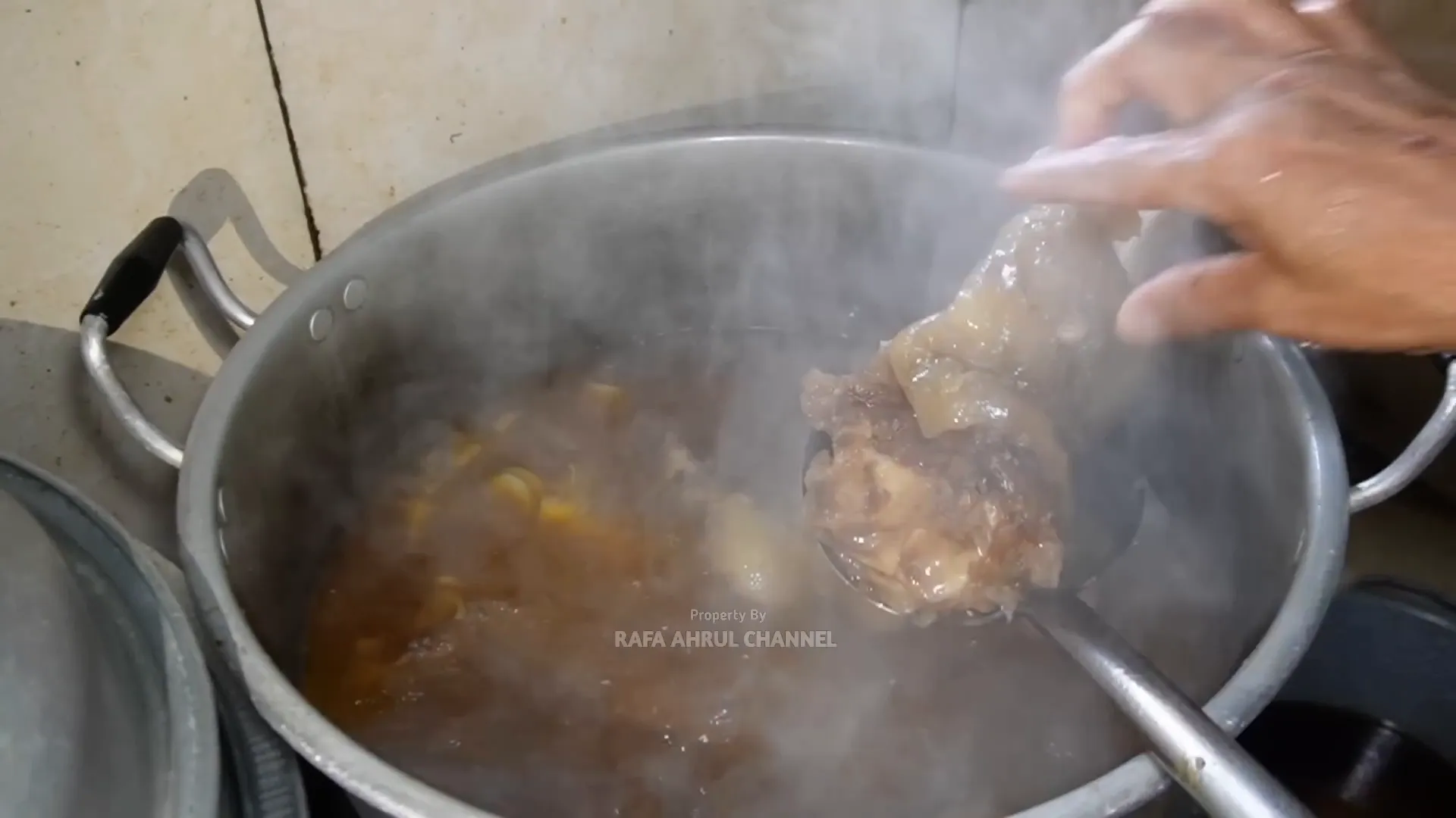 Dapur warung Kikil Kokot Artika dengan kikil dan sumsum yang sedang dimasak