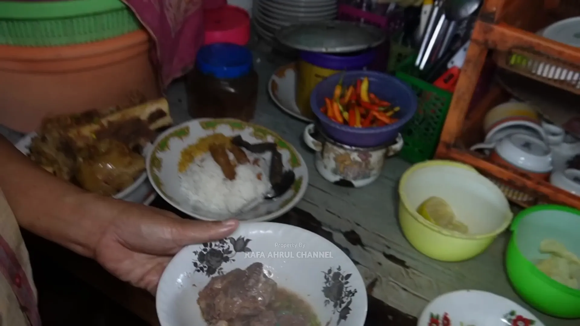 Porsi nasi campur khas Madura dengan kikil dan sumsum