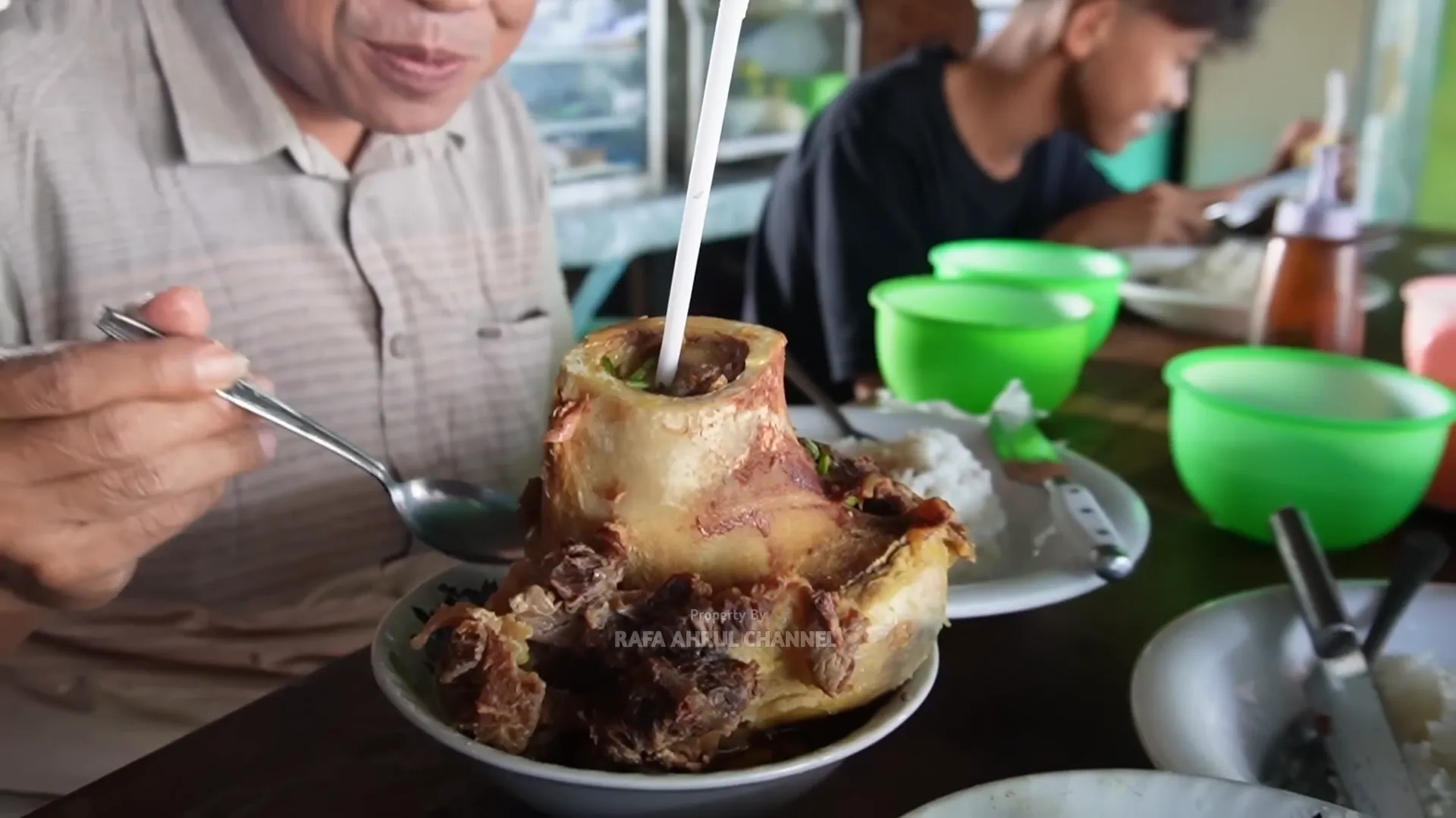 Pelanggan sedang menikmati kikil kokot jumbo di Warung Artika