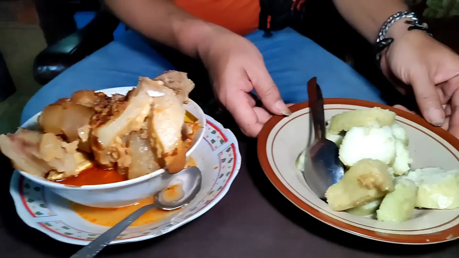 Piring lontong dan kuah kikil yang menggugah selera