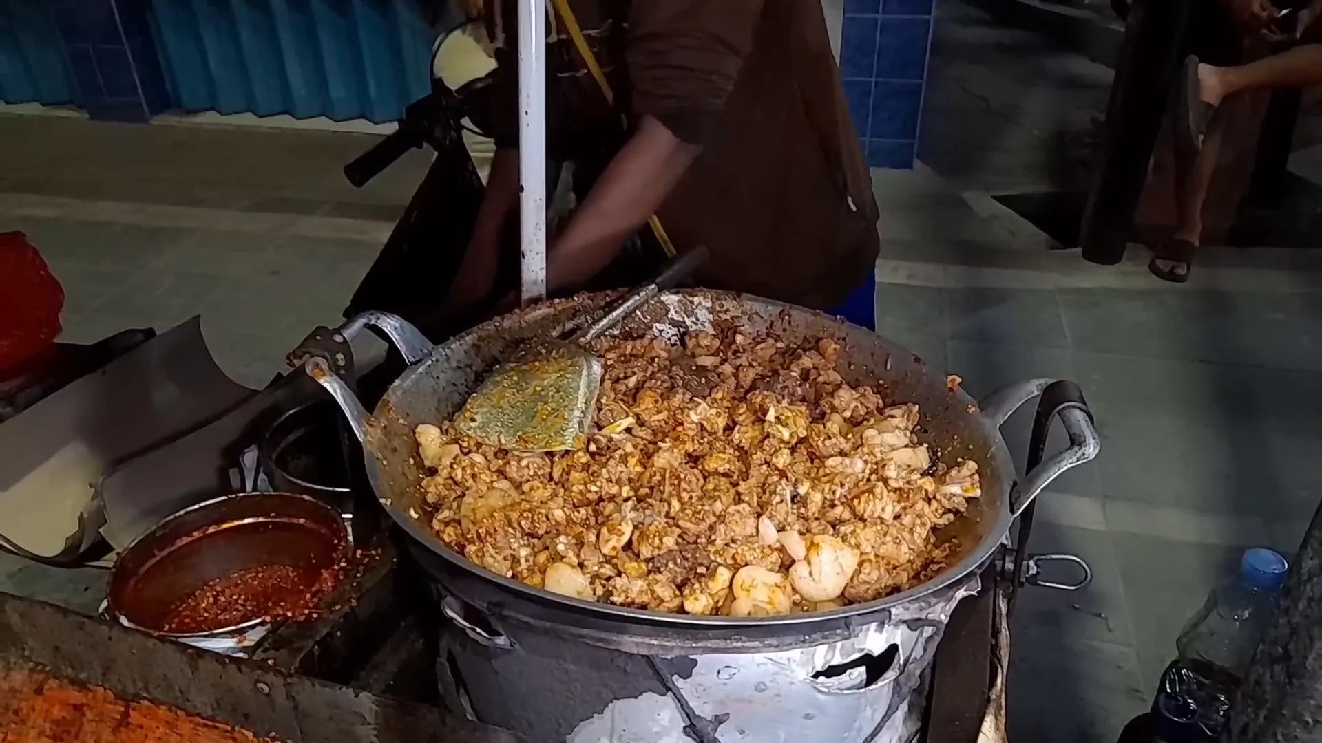 Proses memasak daging biawak dengan bumbu pedas dan kemangi