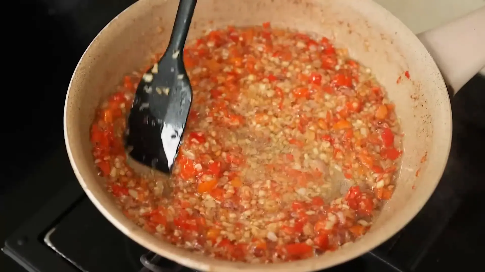 Menumis bumbu sambal rica dengan minyak panas