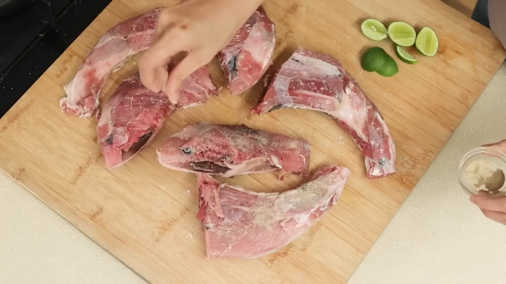 Rahang tuna yang sudah dipotong dan dimarinasi