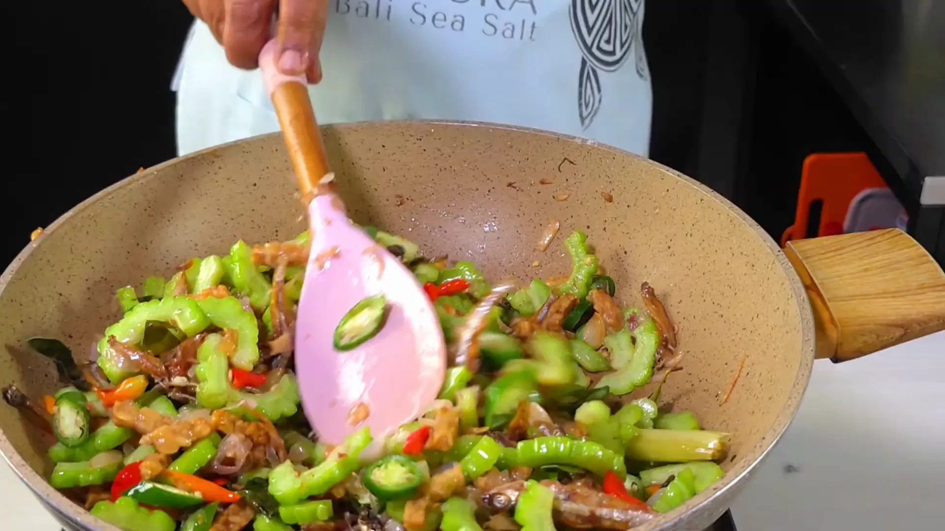 Ilustrasi AI: piring saji oseng pare tempe dengan ikan teri sebagai topping
