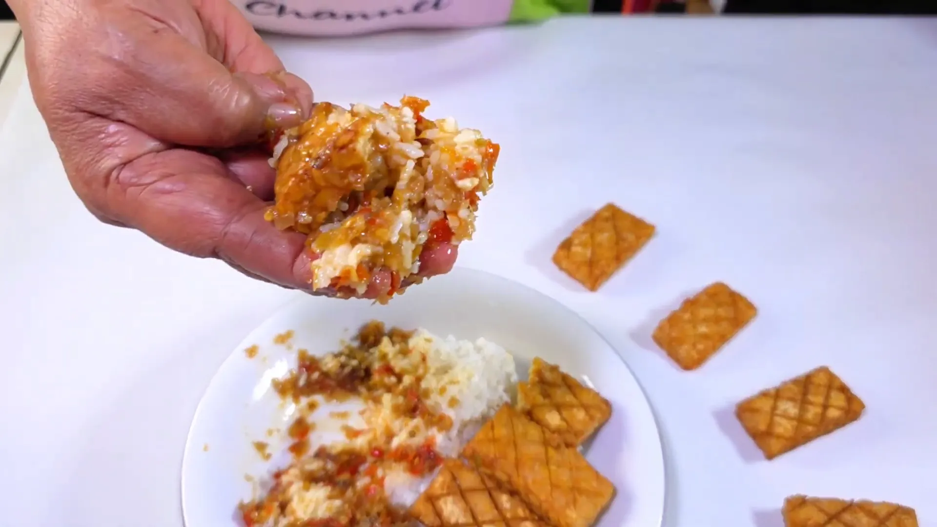 Nasi dan tempe dengan sambal bawang yang menggugah selera