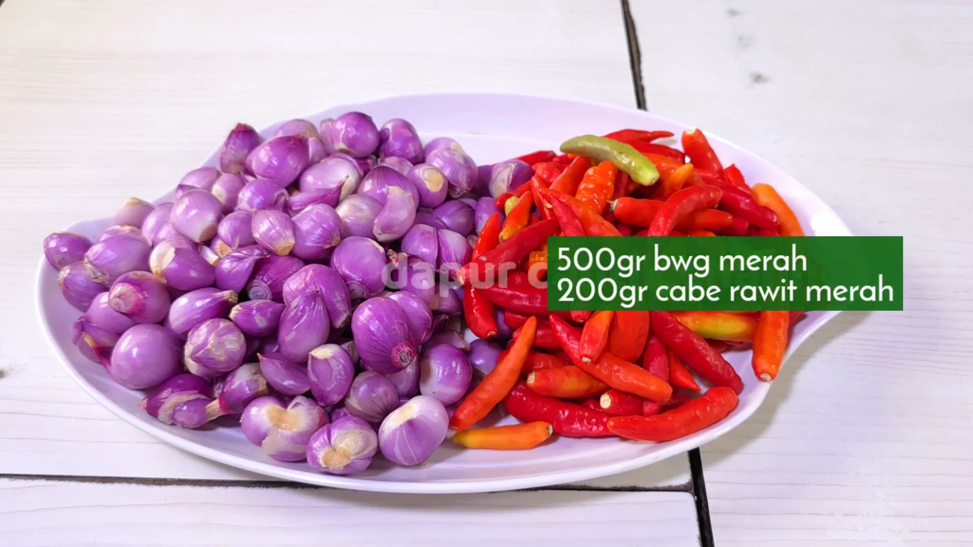 Bawang merah dan cabe rawit merah yang sudah dicuci bersih