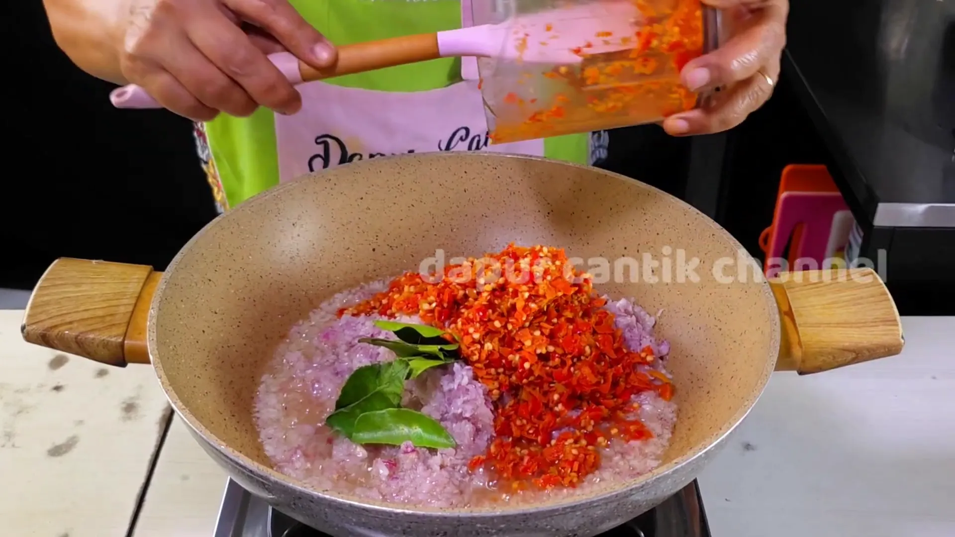 Memasak sambal bawang dengan bumbu lengkap dan daun jeruk purut