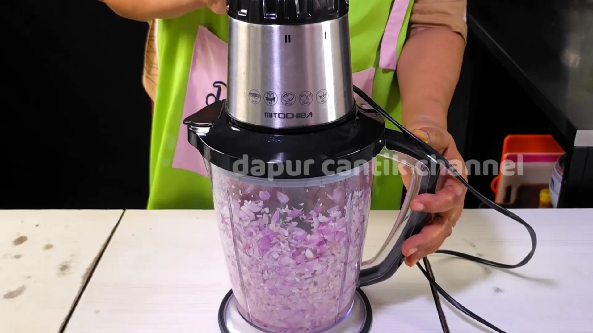 Menggiling bawang merah dengan chopper