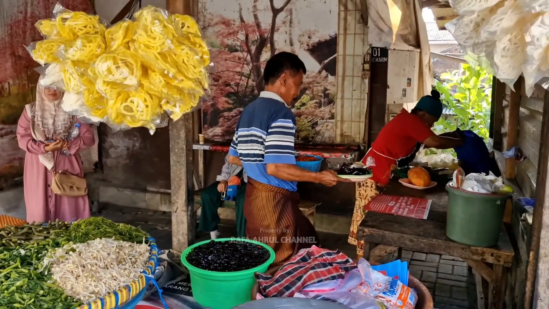 Suasana warung rujak khas Madura di Kota Gresik