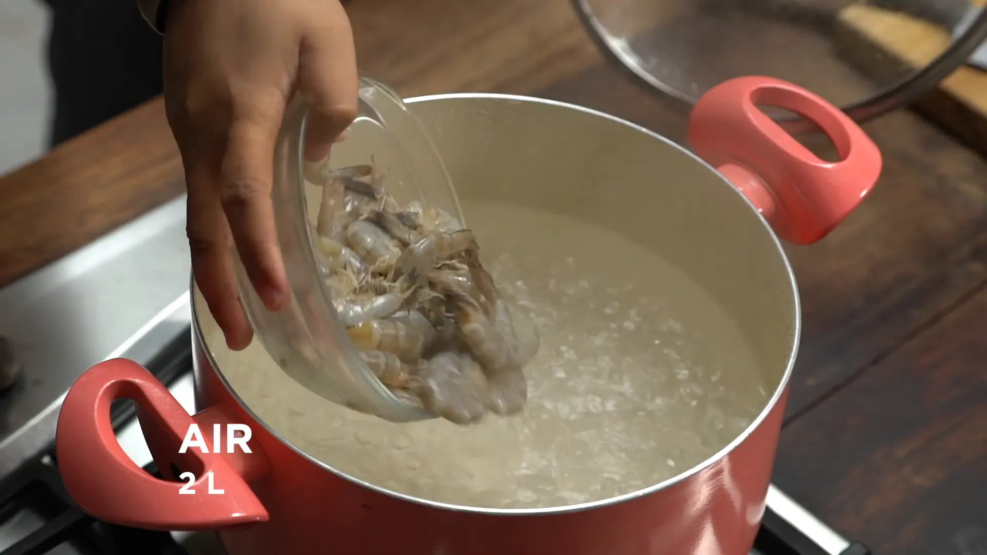 Udang dan cabai direbus sebagai bahan utama sop