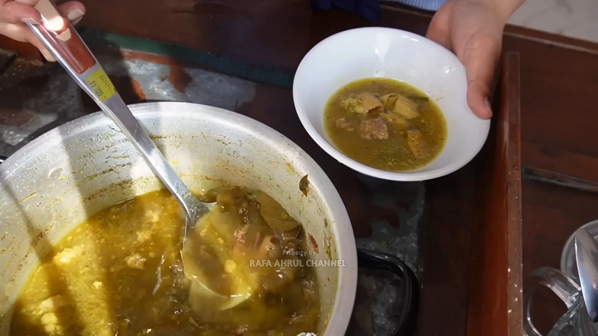 Seporsi rawon daging panas lengkap dengan nasi