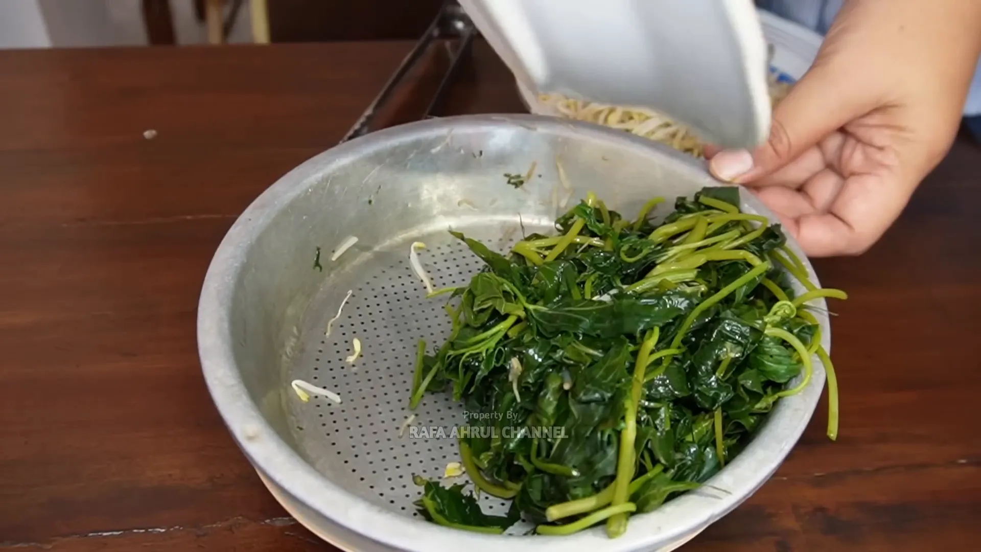 Daun singkong untuk lodeh di Depot Seruni