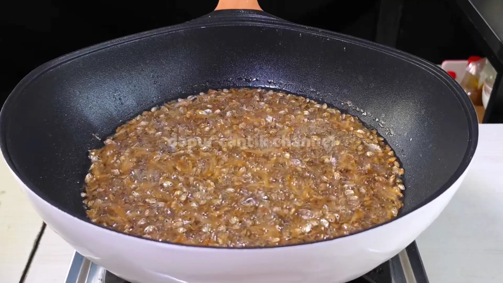 Ikan teri digoreng hingga kering dan renyah