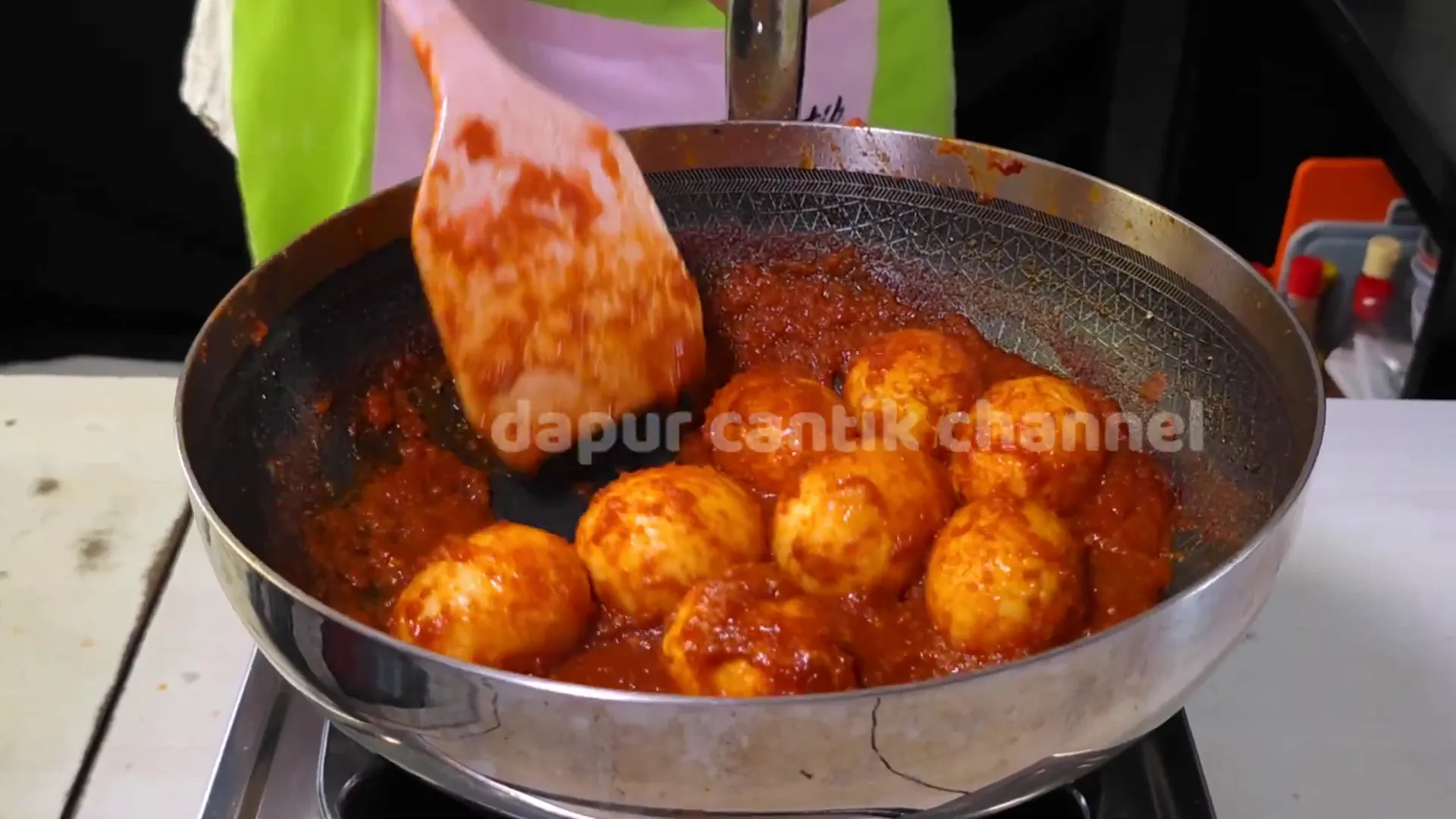 Telur balado matang dengan bumbu yang sudah pecah minyak