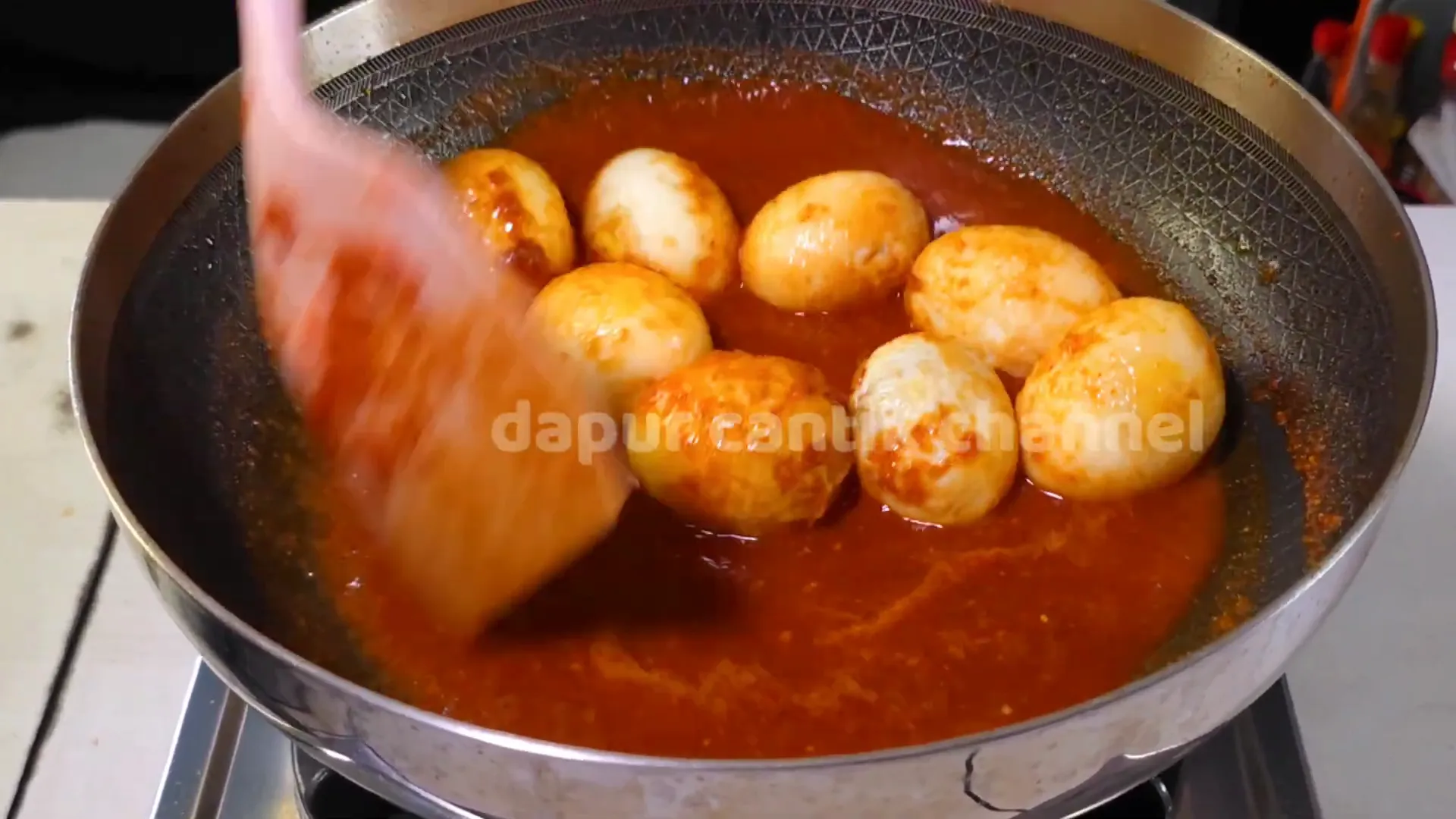 Telur dimasukkan ke dalam tumisan balado dan diaduk hingga bumbunya mengental